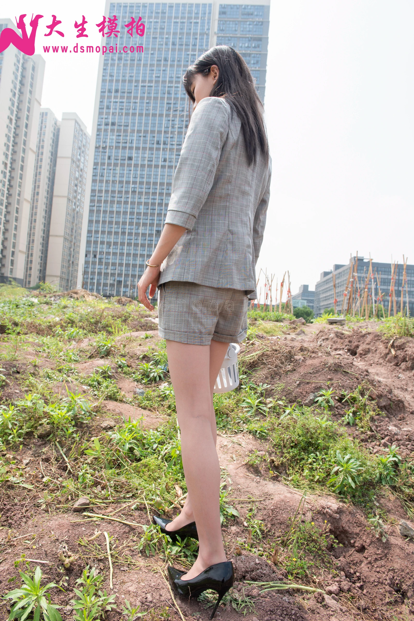 大生模拍-No.182-Lynn-干农活的女白领-[67P-210MB]-7.webp